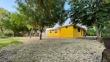 Vista frontal de la propiedad