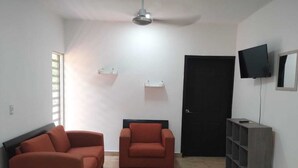 Familienapartment | Wohnbereich | 32-Zoll-Smart-TV mit Digitalempfang