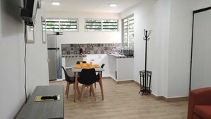 Familienapartment | Wohnbereich | 32-Zoll-Smart-TV mit Digitalempfang