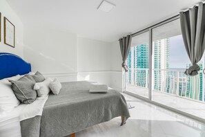2 bedrooms, blackout drapes, iron/ironing board, free WiFi - Luxurious  Pool at The Club Brickell Bay (Miami)