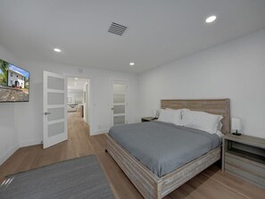 2 bedrooms, desk, iron/ironing board, free WiFi - Villa Azul: 4-min walk to beach, off of Atlantic (Delray Beach)