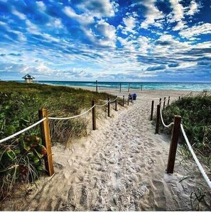 Beach nearby - Villa Azul: 4-min walk to beach, off of Atlantic (Delray Beach)