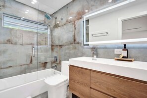 Baignoire, sèche-cheveux, shampoing