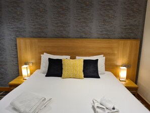 Deluxe Double Room, 5 Bedrooms, Courtyard View | Egyptian cotton sheets, premium bedding, Select Comfort beds - Oddfellows Hotel Bar & Restaurant (Goole)