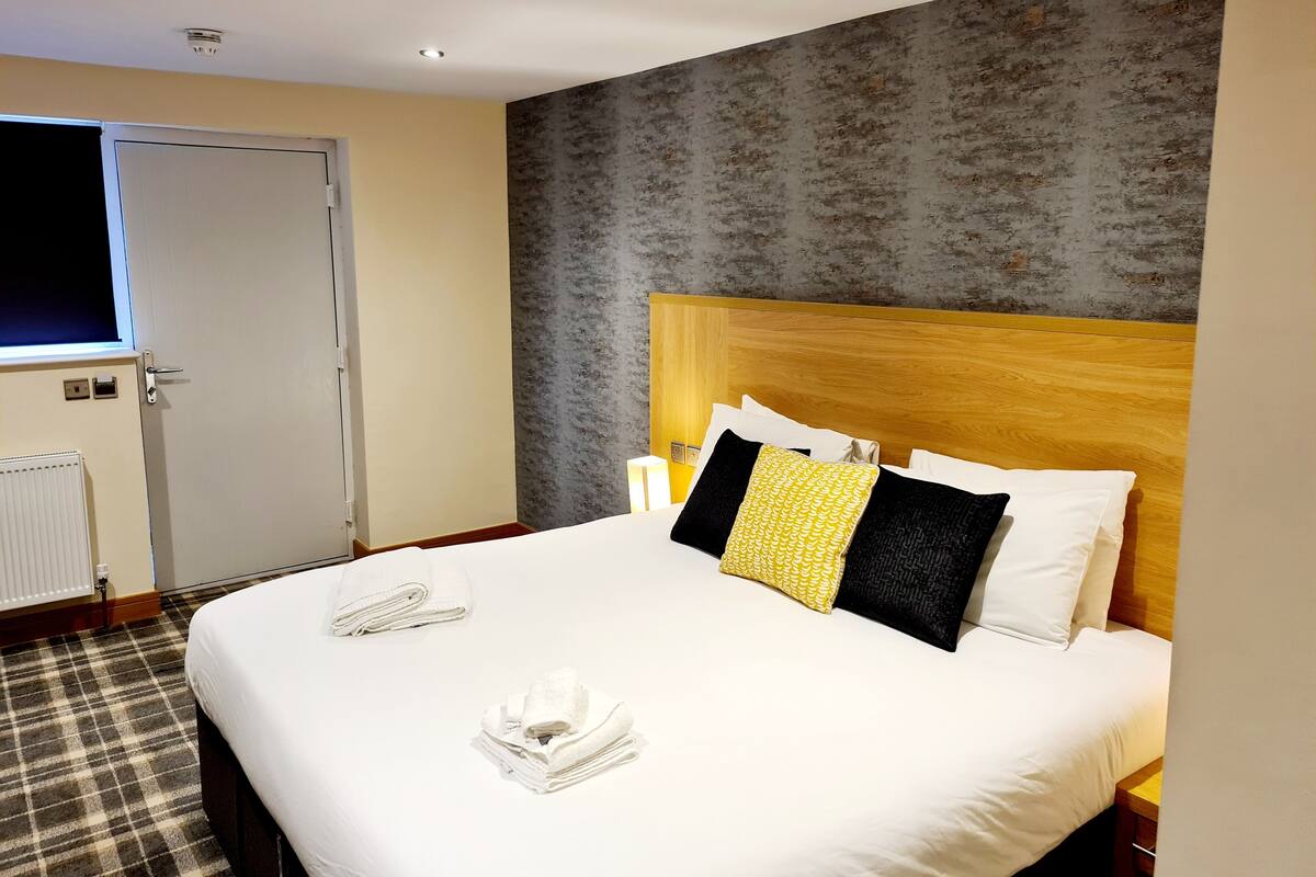 Egyptian cotton sheets, premium bedding, Select Comfort beds, desk