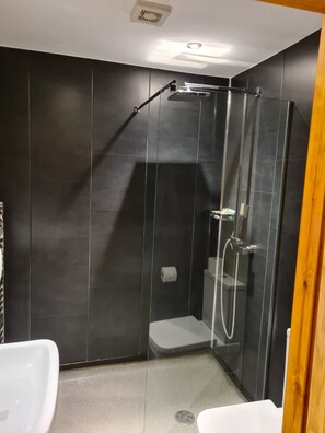 Deluxe-Doppelzimmer, 5 Schlafzimmer, Blick auf den Innenhof | Badezimmer