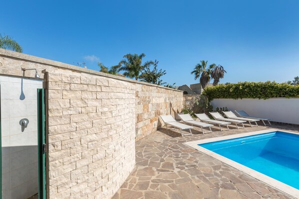 Piscine extérieure en saison