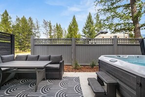 Outdoor dining - Hidden Libations | Hot Tub | Lake Access | Arcade (Invermere)