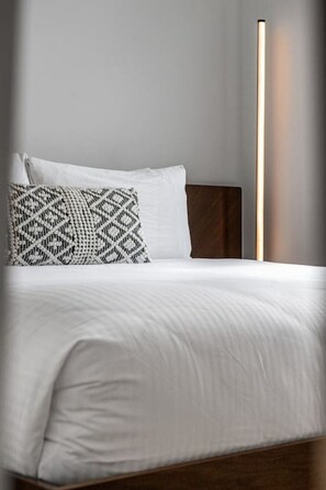 3 bedrooms, desk, travel cot, free WiFi - Hidden Libations | Hot Tub | Lake Access | Arcade (Invermere)