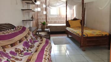 Standaard driepersoonskamer, uitzicht op zwembad | Gratis wifi