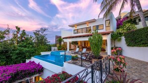A modern house with a swimming pool, outdoor seating, and lush greenery. - Villa Vista Hermosa Huatulco (Santa María Huatulco)