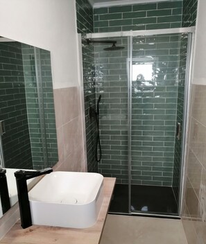 Bruser, hårtørrer, håndklæder, Toiletpapir