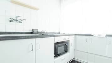 Mikrowelle, Wasserkocher mit Kaffee-/Teezubehör