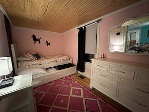 2 bedrooms - Cozy Creekside Cottage (Jordanville)