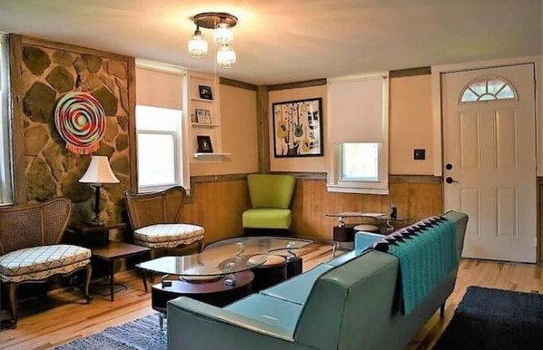 Living area - Cozy Creekside Cottage (Jordanville)