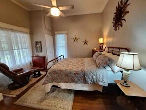 2 bedrooms, desk, iron/ironing board, travel crib - Steps to Downtown, Parks, and it's Dog-friendly! (Smithville)