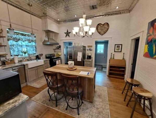 Fridge, microwave, oven, stovetop - Steps to Downtown, Parks, and it's Dog-friendly! (Smithville)