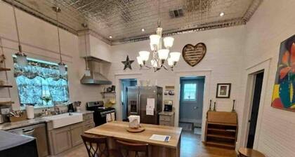 Steps to Downtown, Parks, and it's Dog-friendly!