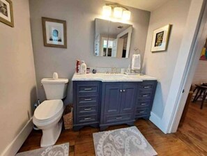 Hair dryer, towels, soap, shampoo - Steps to Downtown, Parks, and it's Dog-friendly! (Smithville)