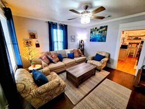 TV, books - Steps to Downtown, Parks, and it's Dog-friendly! (Smithville)