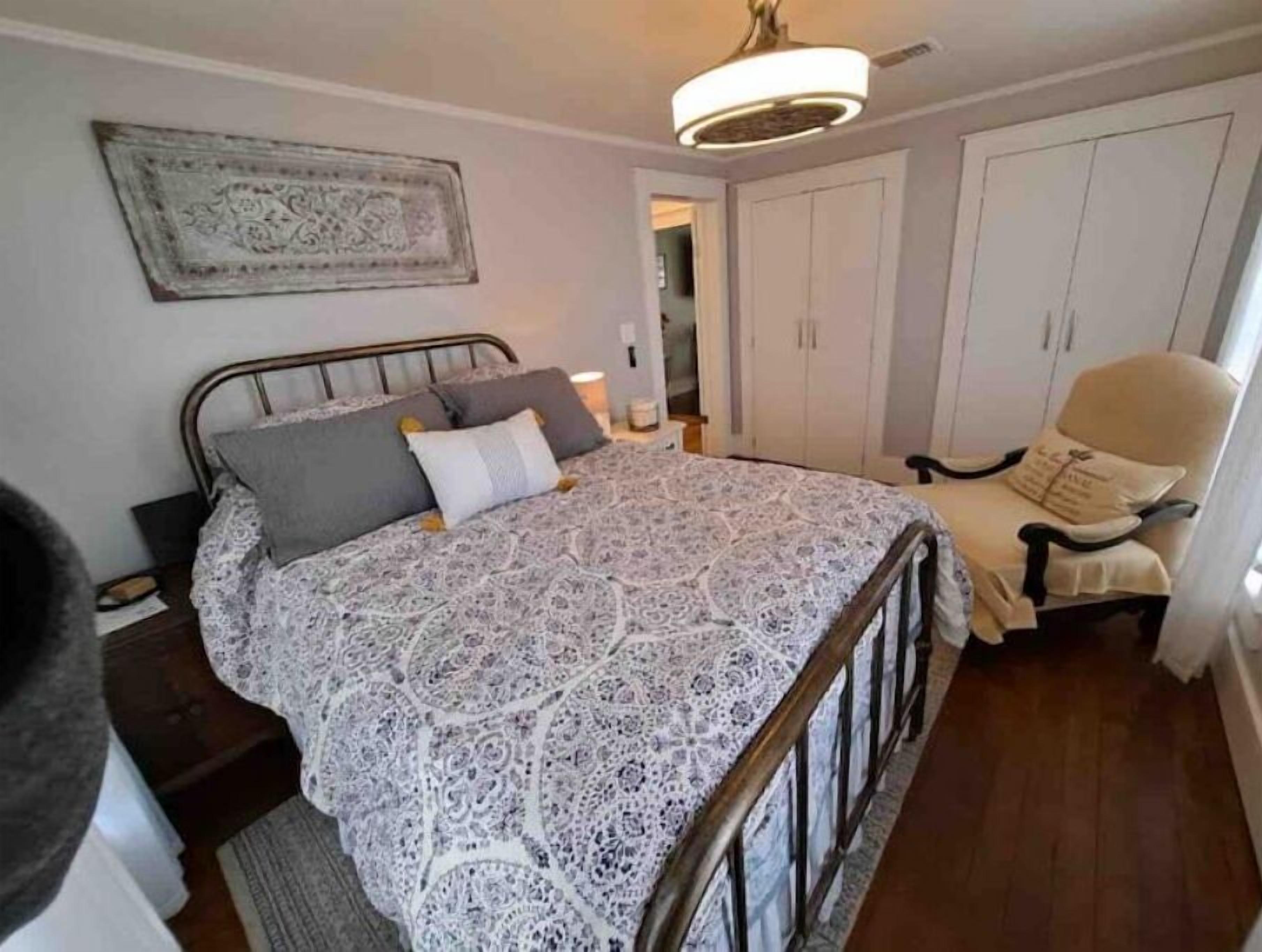2 bedrooms, desk, iron/ironing board, travel crib