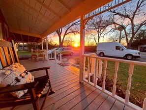 Terrace/patio - Steps to Downtown, Parks, and it's Dog-friendly! (Smithville)