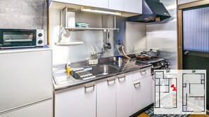 Apartamento, 3 habitaciones, no fumadores | Cocina privada | Frigorífico, microondas, placa de cocina y trona infantil