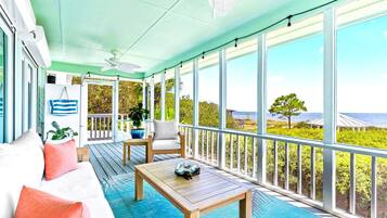 Smart TV, caminetto, libri, impianto stereo