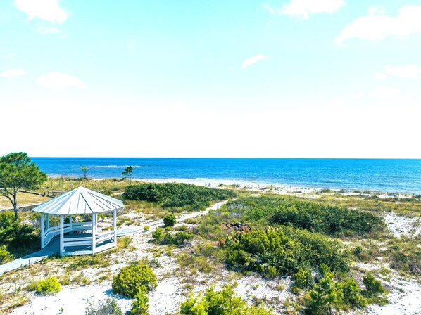 Sulla spiaggia, lettini da mare, teli da spiaggia