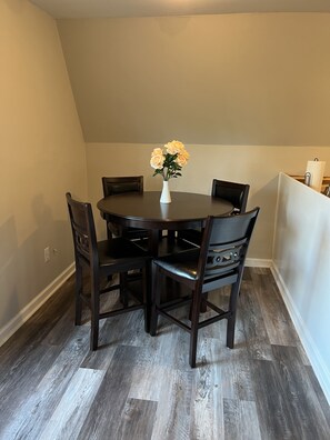 Dining - Tiger's Refuge:Apt A 1br,1ba 10 mins from Clemson University (Central)