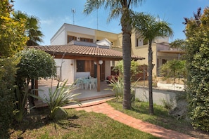 A residential property with a patio, outdoor seating, and a garden. - 3476 Villa Zen Garden by Barbarhouse (Melendugno)