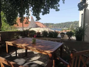 Outdoor dining - Cozy Seafront Retreat in Cavtat (Konavle)
