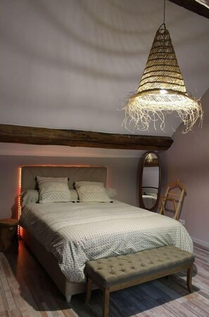 2 bedrooms, travel cot, free WiFi, bed sheets