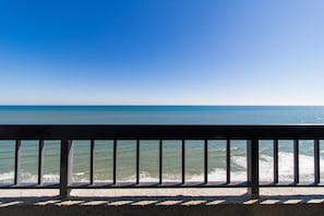 Vista de l'oceà des d'un balcó amb barana.