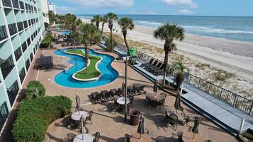 Een resort met zwembad, toegang tot het strand en terras.