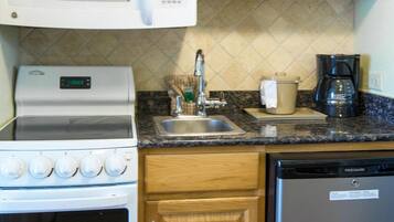 Cafeteira/chaleira, micro-ondas, fogão, cooktop