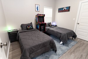 3 habitaciones, tabla de planchar con plancha, wifi y ropa de cama 