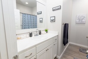 Suihku, hiustenkuivaaja, pyyhkeet, saippua