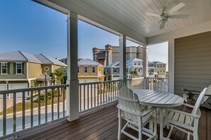 Outdoor dining - White Point Four Bedroom House (North Myrtle Beach)
