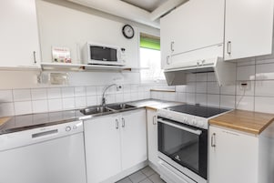 Refrigerador, microondas, silla alta para bebés, mesa de comedor