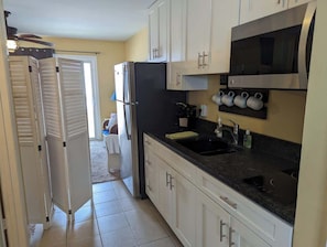 Refrigerador, microondas, placa de cocina, cafetera/tetera