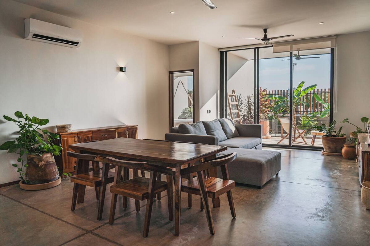 Appartement Deluxe, 2 chambres, cuisine, rez-de-chaussée | Aire de séjour | Téléviseur à écran plat