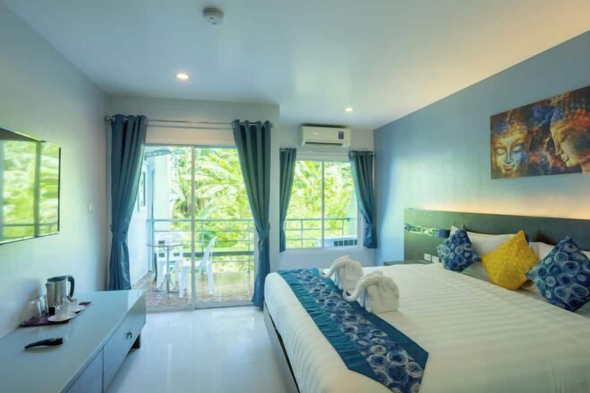 Roupas de cama premium, cofres nos quartos, escrivaninha