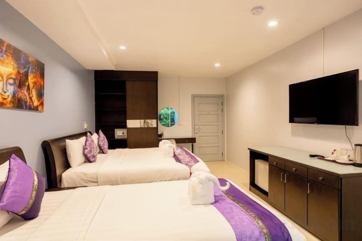 Ropa de cama de alta calidad y caja de seguridad en la habitación 