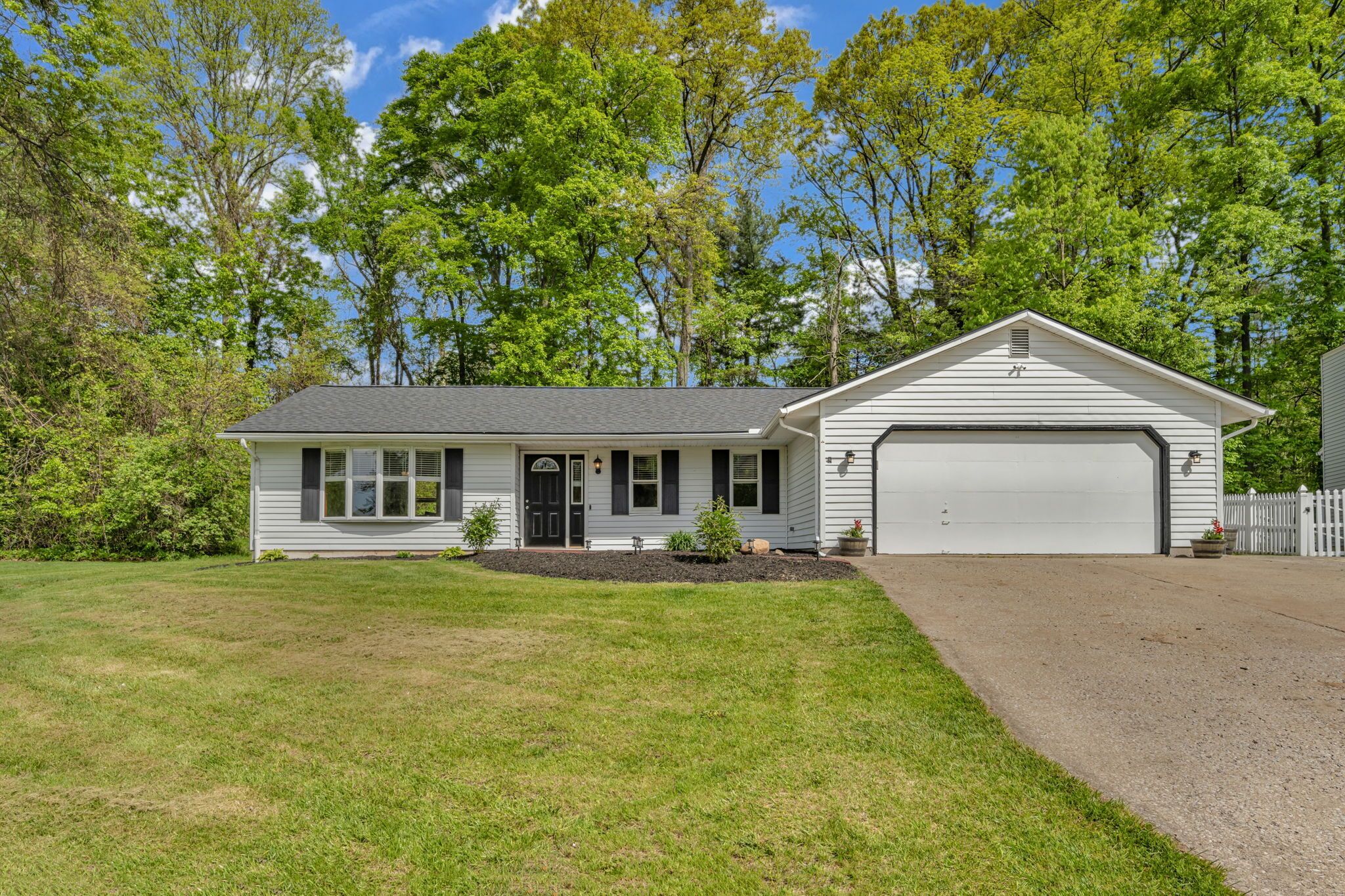 Amherst Oasis: Ideal Location Near Oberlin College & Cedar Point! 3 Beds 2 Bath