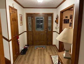 Interior - Wacky Zackys' Lakehouse Resort
Multiple Family waterfront Home w/ boat dock

 (Milledgeville)