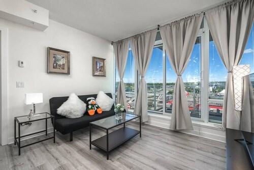 UC Stampede Condo by Train/Hospital/UG parking/Gym/AC