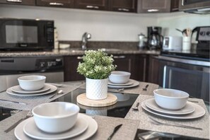 Fridge, microwave, oven, stovetop - Calgary cozy pet & family friendly condo by Transit, free Parking & Gym (Calgary)