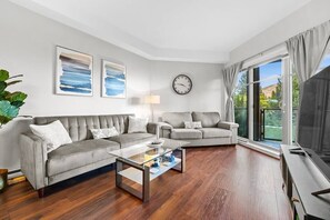 Fernseher, Kamin, Tischtennisplatte