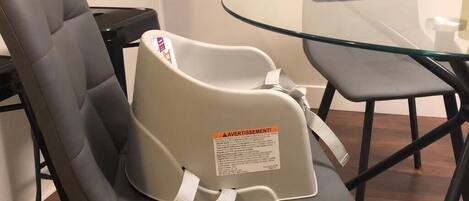 Una silla con arnés de seguridad y una etiqueta de advertencia.